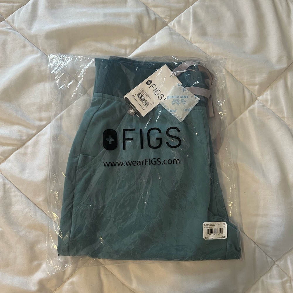 FIGS NWT high waisted petite scrub pants XS